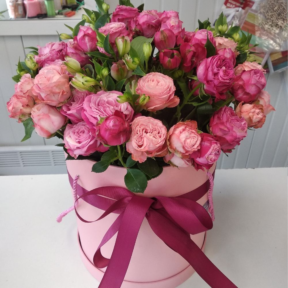 Кустовые розовые розы в коробке