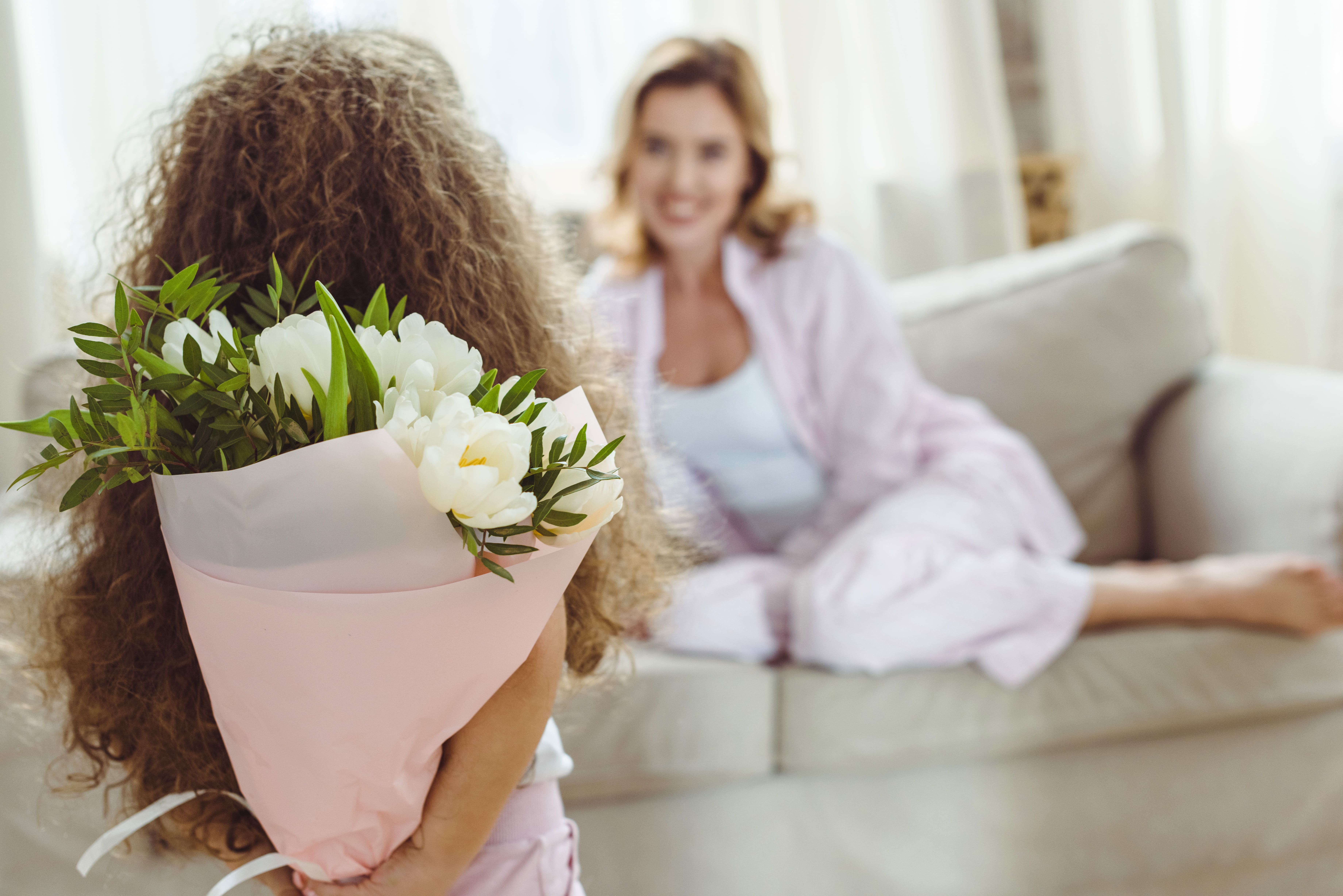 Цветы маме фото - День матери: как выбрать цветы в подарок маме. Подарок к дню