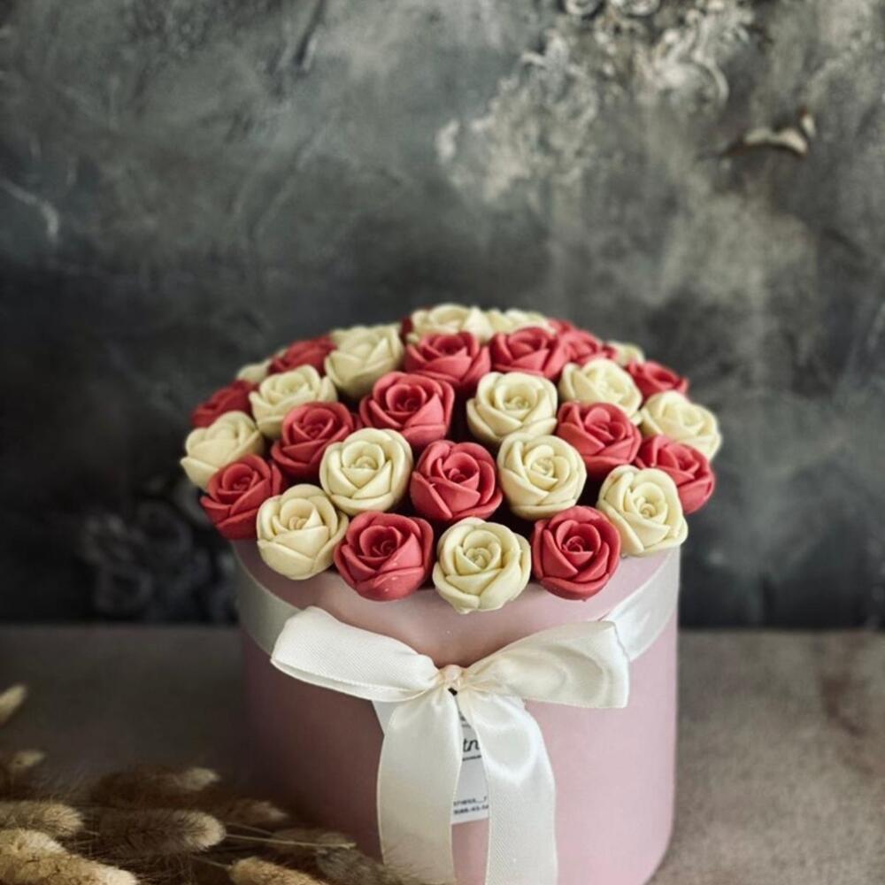 37 шоколадных роз в шляпной коробке цветы в москве окна