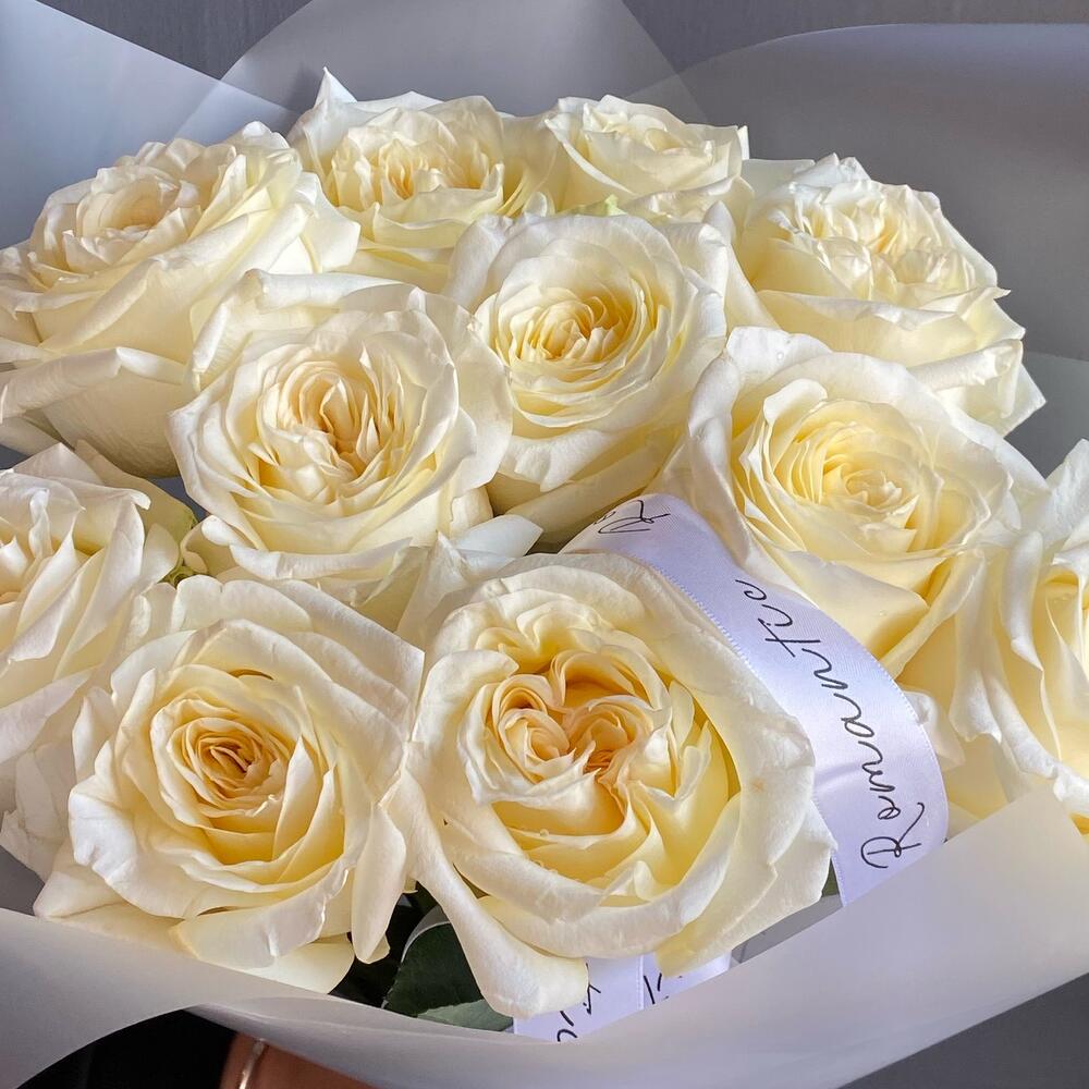 Bouquet of peony-shaped Ecuadorian roses