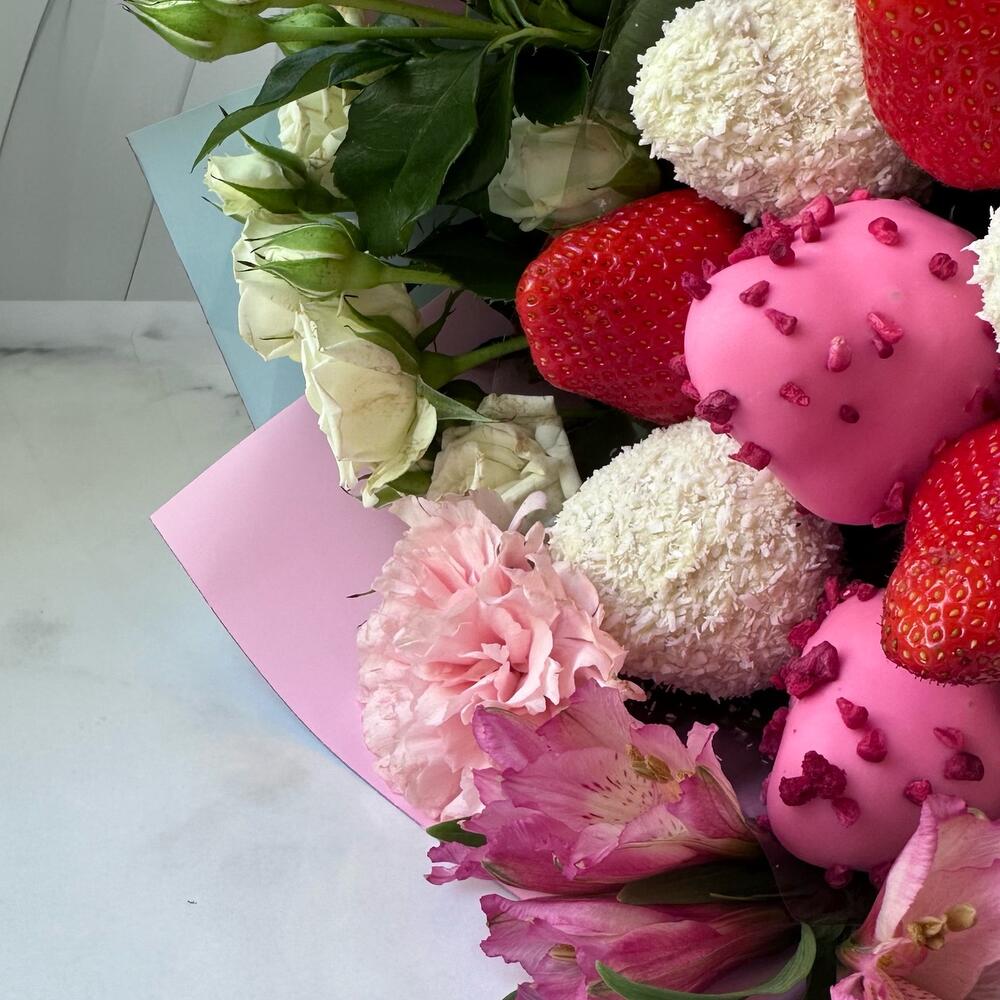 Bouquet with strawberries in chocolate and without
