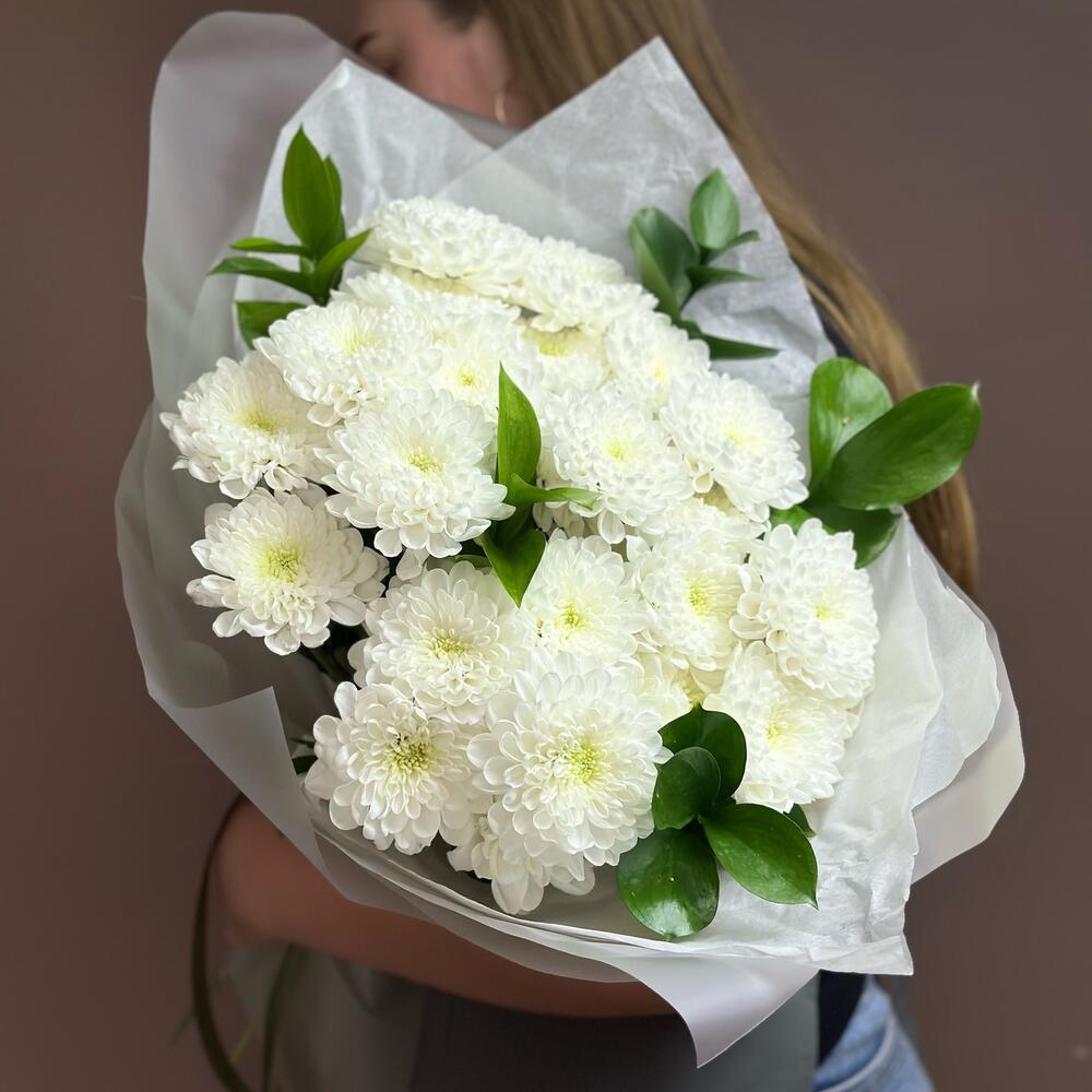 Букет из белых хризантем и рускуса