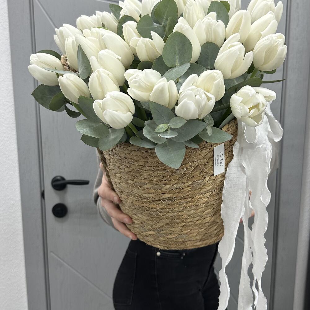 Белые Тюльпаны в корзине