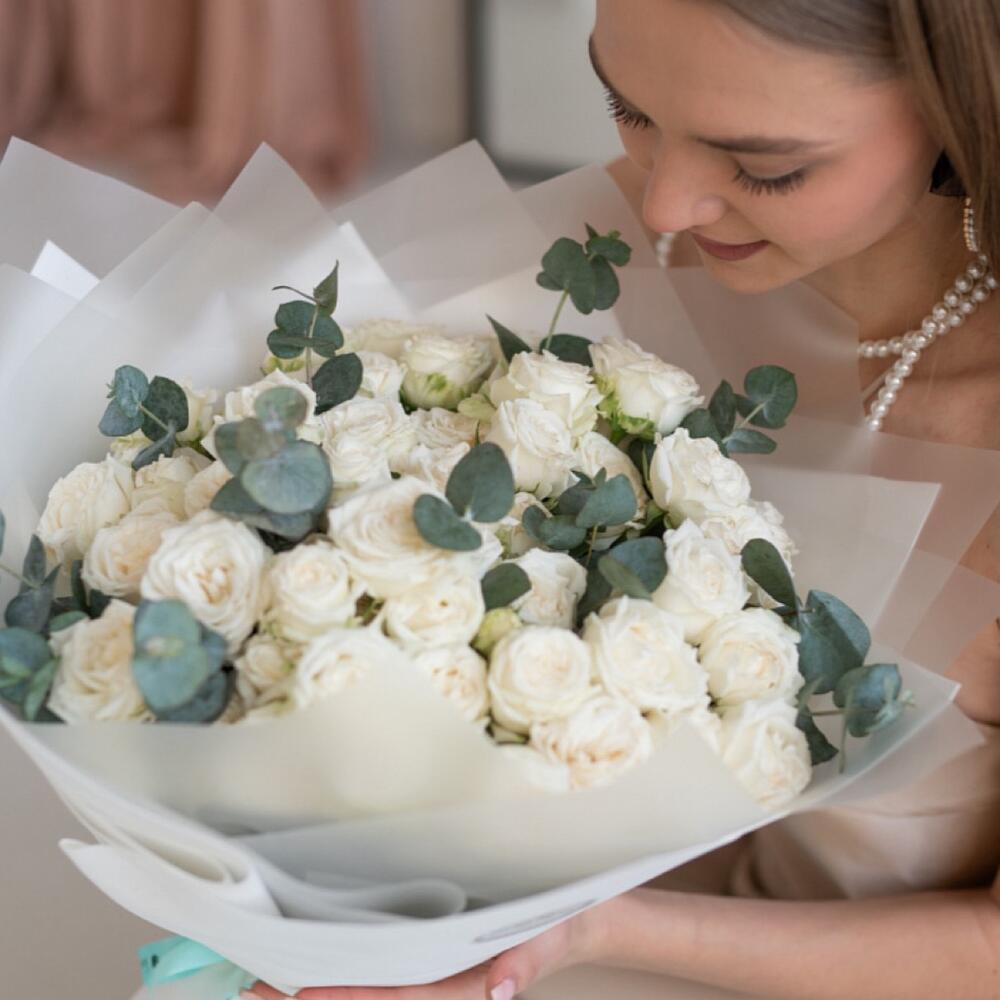 Букет из белых кустовых роз 15шт