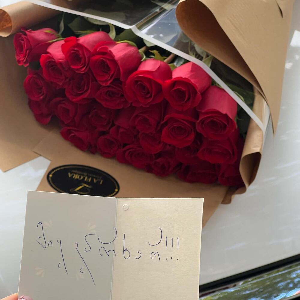 25 red roses in craft wrapp