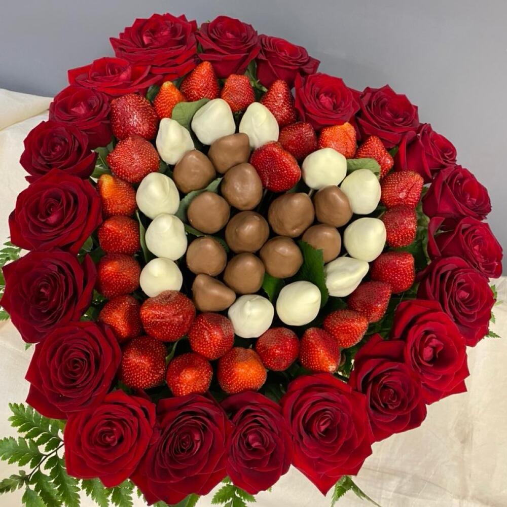 Сердце из роз и клубники в шоколаде