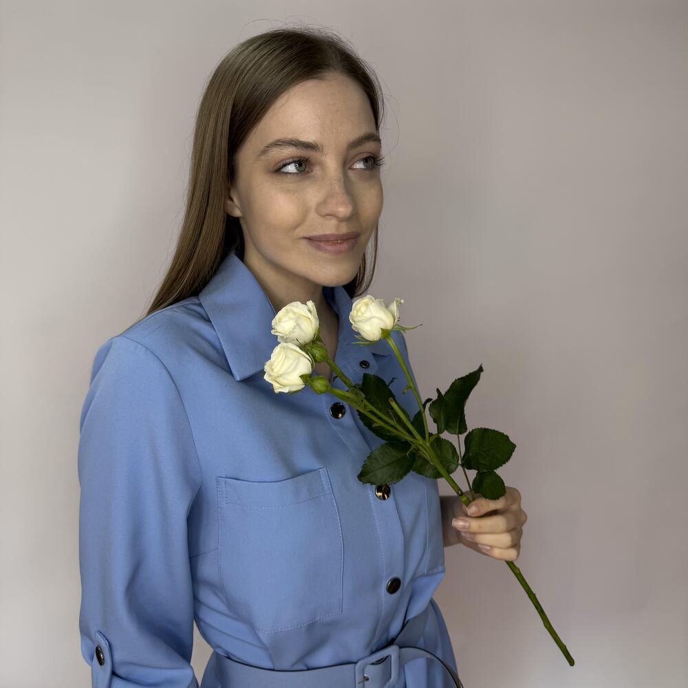 Роза кустовая белая