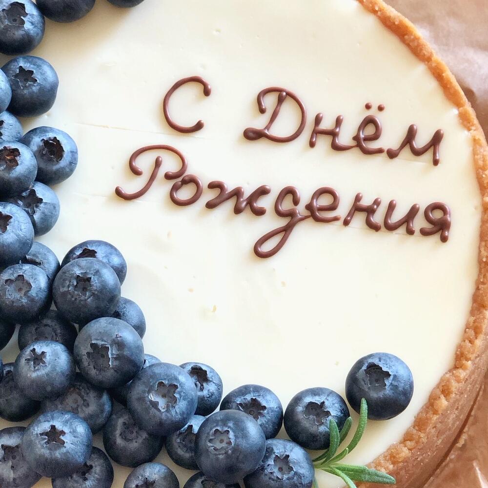New York cheesecake with blueberries