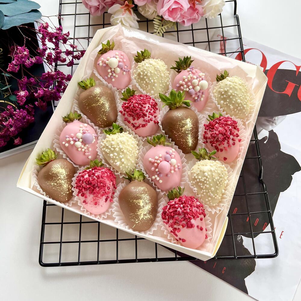 Клубника в шоколаде нежный микс подарок + подарок от Vivienne Sabo — румяна MACARON 16-20 ягод