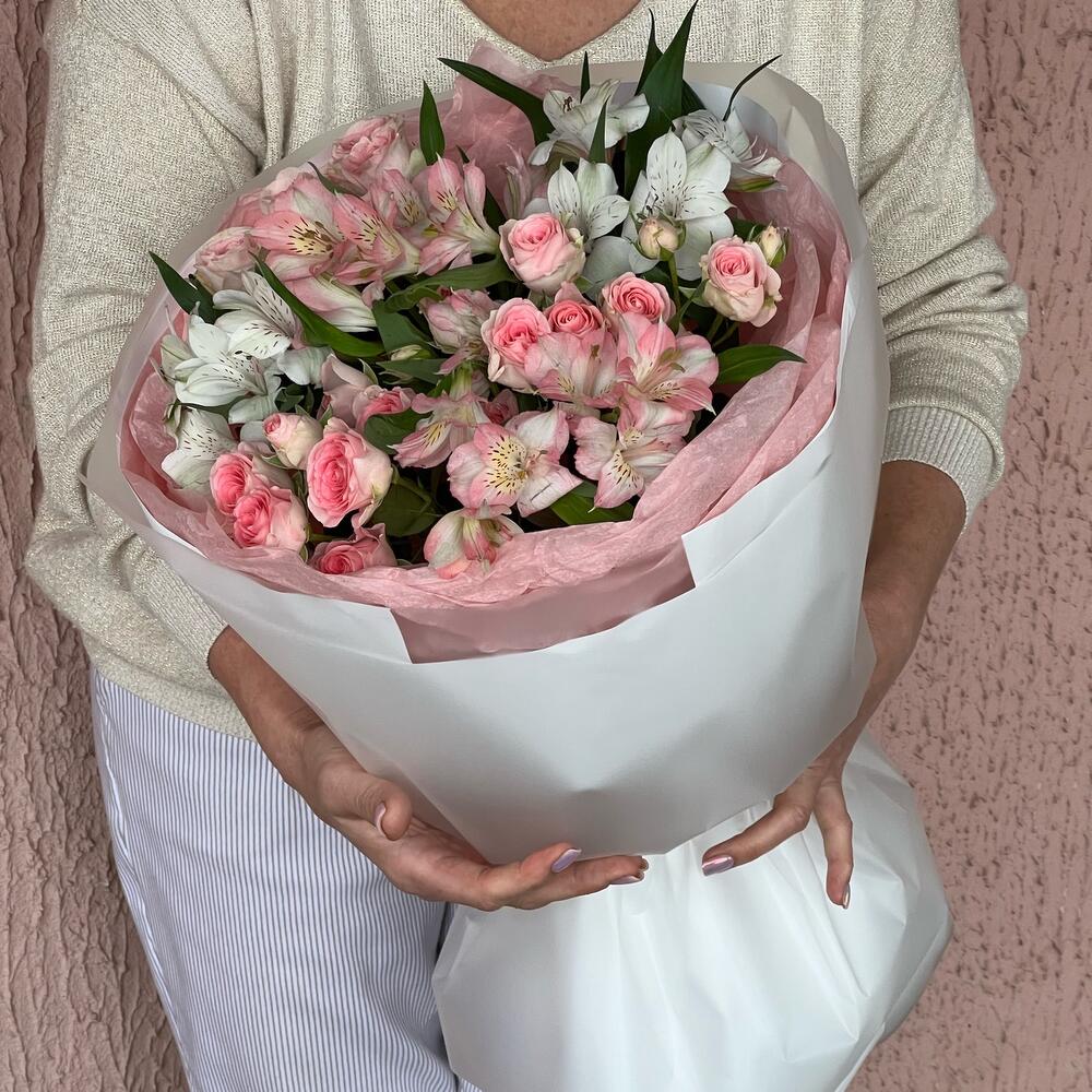 Букет из альстромерии🌸и кустовой нежной розы