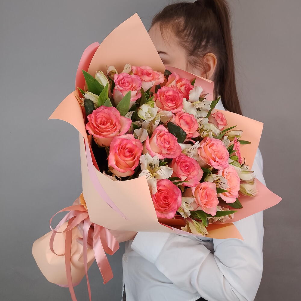 Шикарный букет из роз сорта Джумиля с добавлением белой альстромерии 🌷