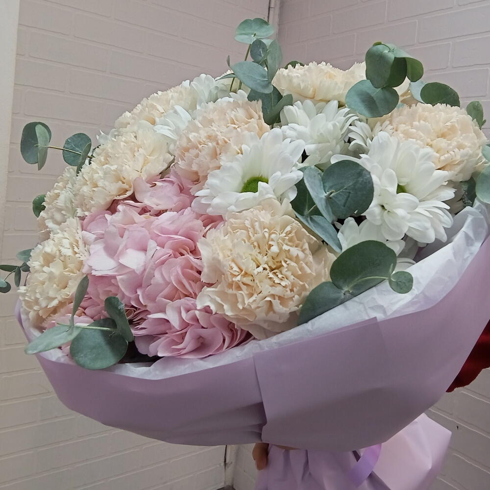 Букет из гортензиии, кустовой хризантемы, диантуса