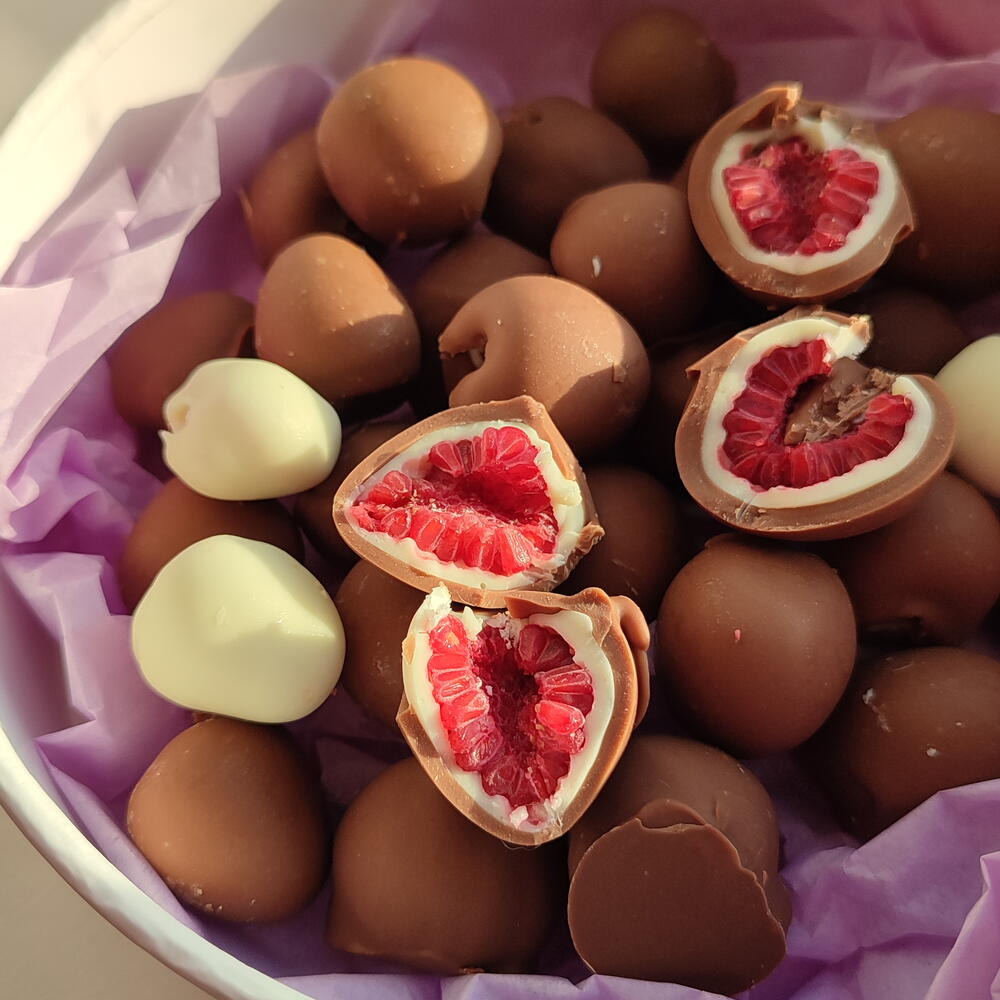 Большой набор малины в шоколаде, 330 гр+ подарок от Vivienne Sabo — румяна MACARON