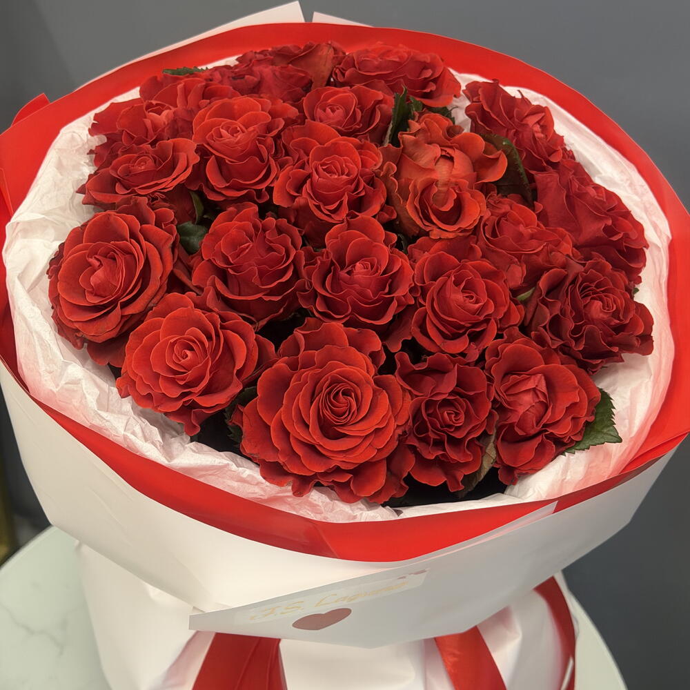 Букет алых роз 21