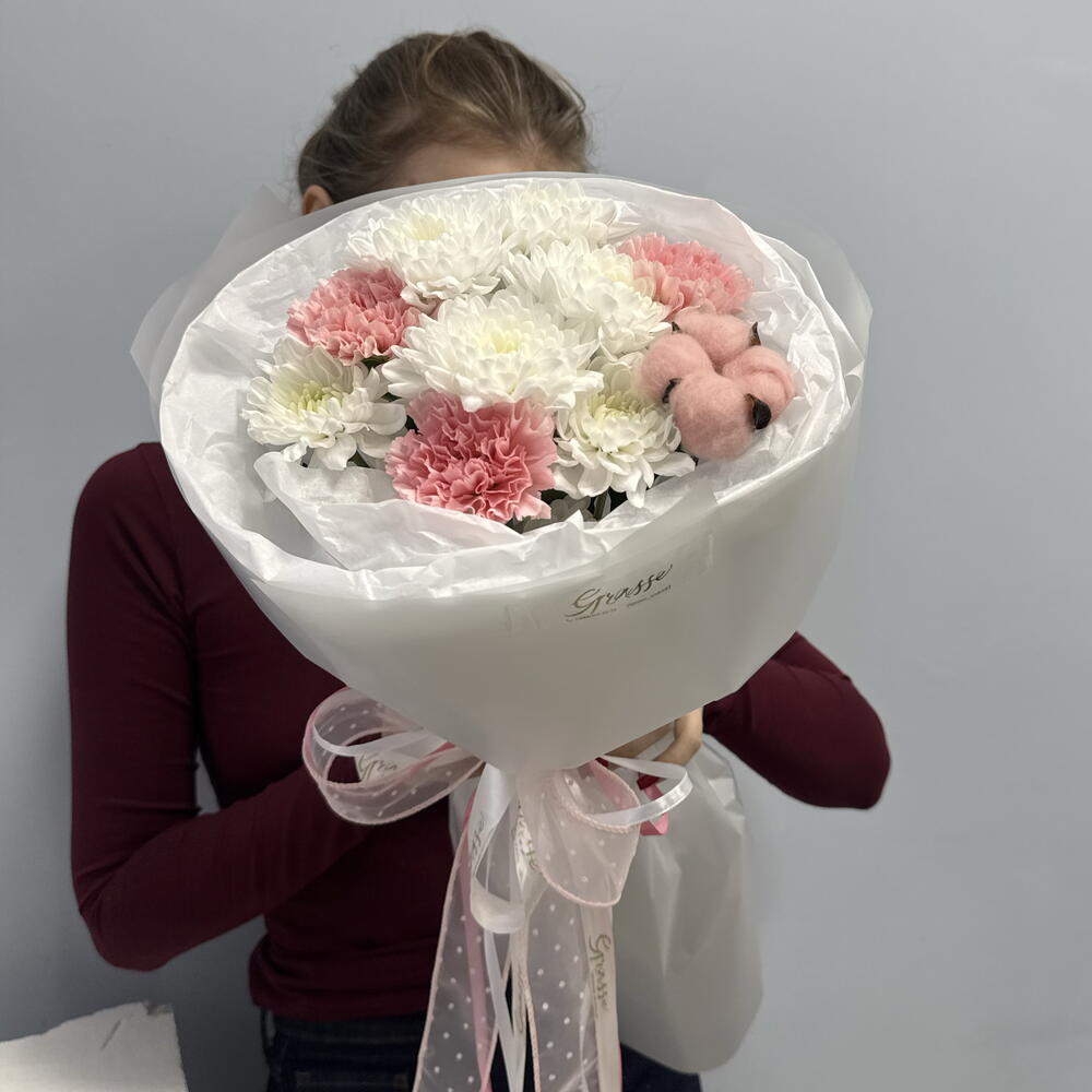 Авторский букет для любимой девушки  «Пудровый 💗» : хризантема, диантус, хлопок. Размер S