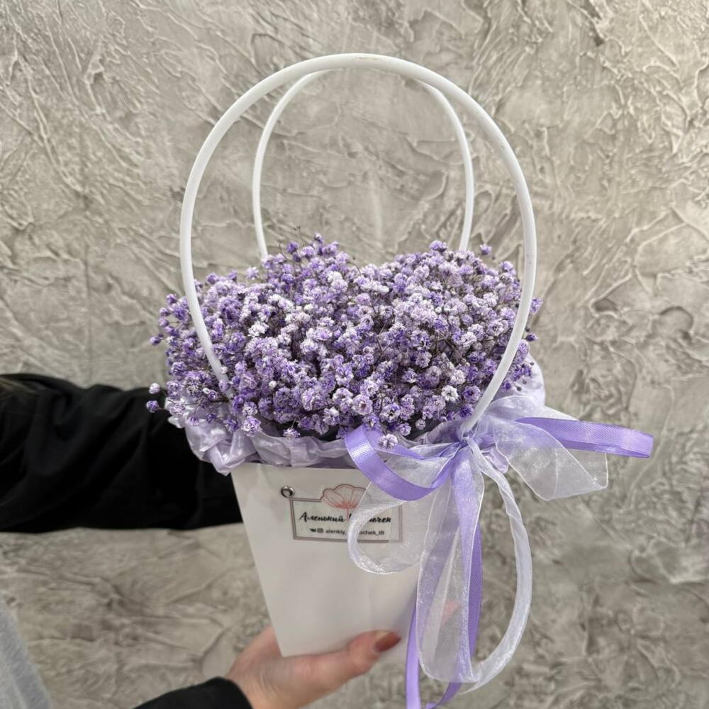 Композиция из фиолетовой гипсофилы