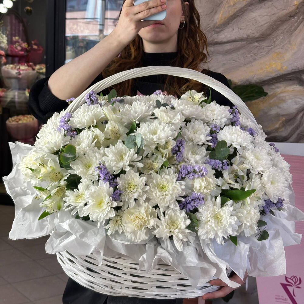 Корзина СТОЙКАЯ Хризантемы, статица, альстромерии, диантусы и эвкалипт
