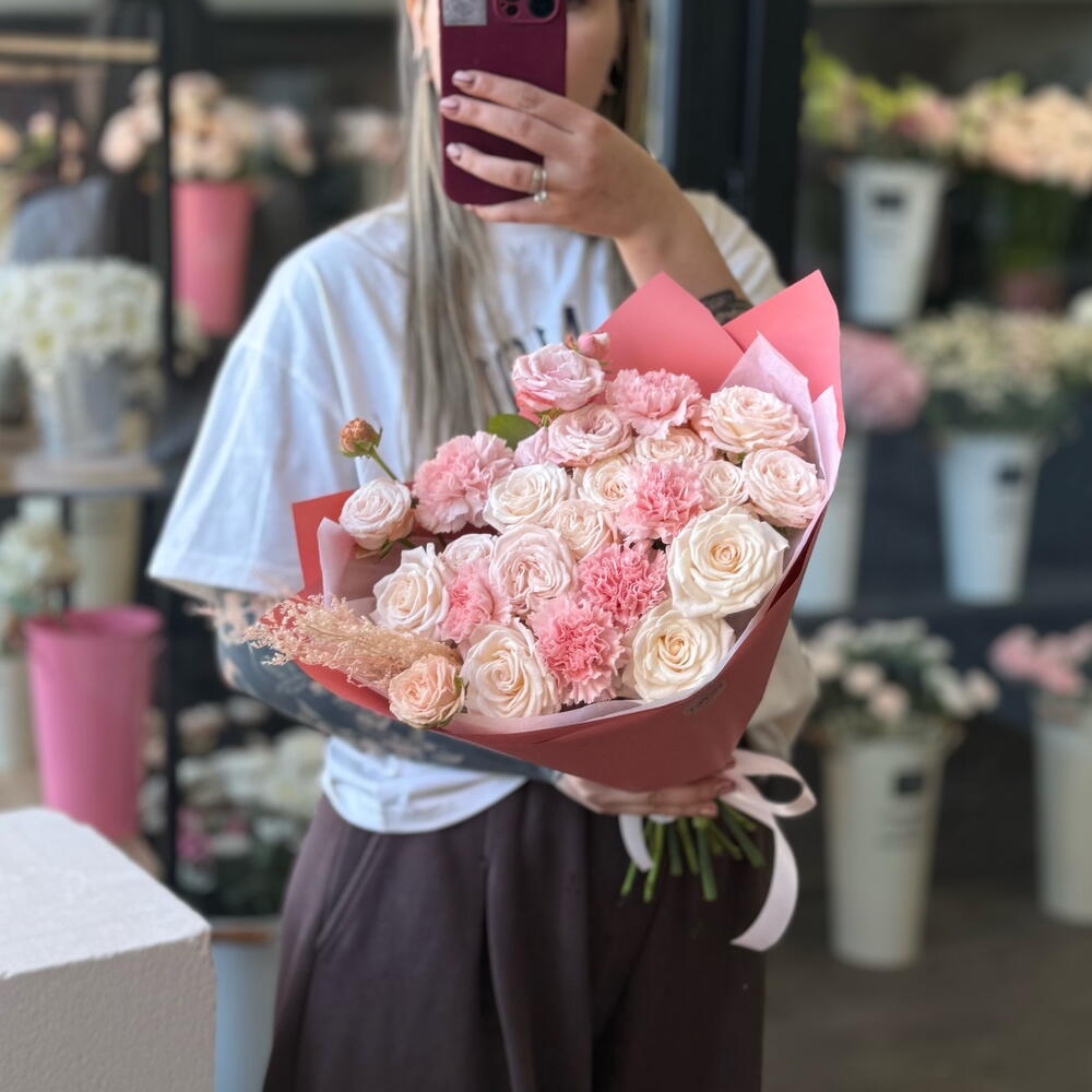 Пудровый букет из пионовидных кустовых роз Pink Dream B13 + подарок от Vivienne Sabo — румяна MACARON