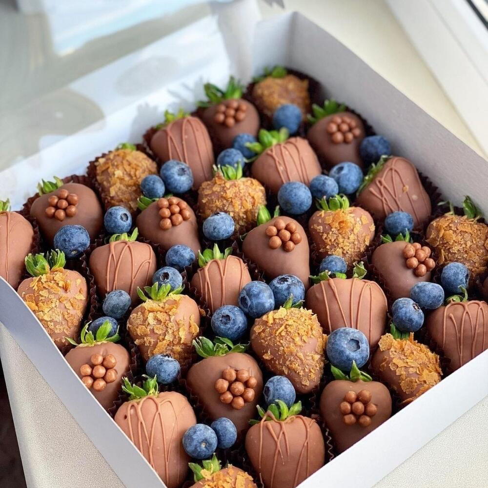 Chocolate-Dipped Strawberry   Blueberry Luxury Box