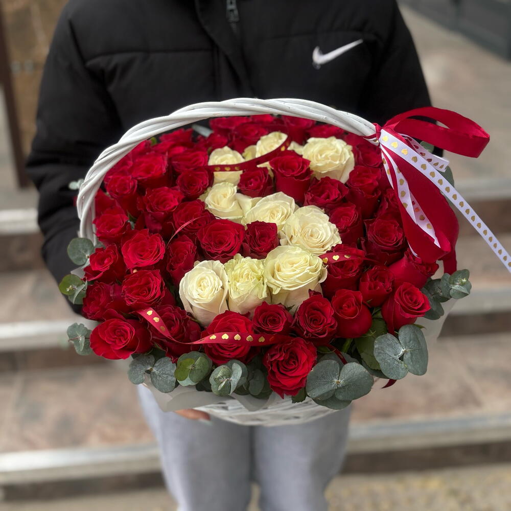 Корзина из роз с вашей буквой