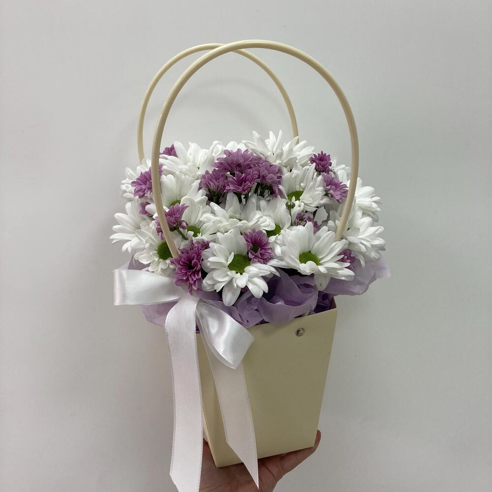 Композиция из хризантем и Сантини