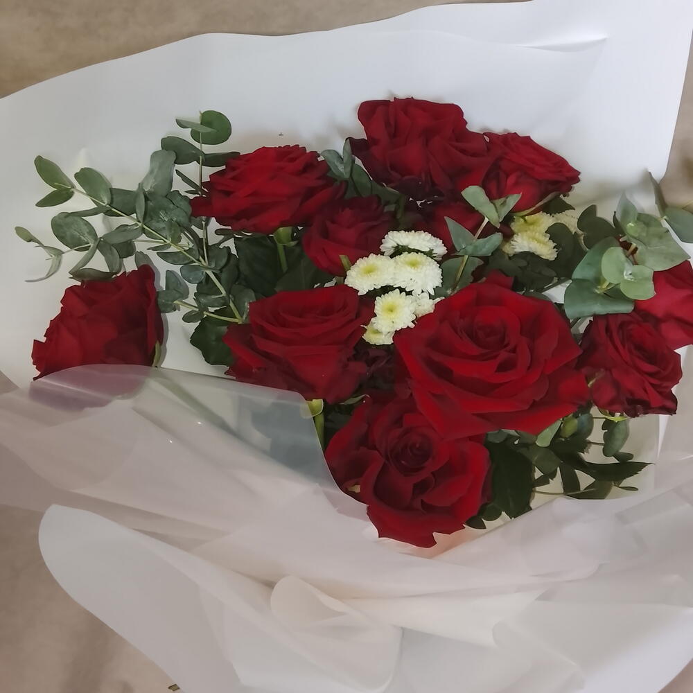 Букет с красной розой и эвкалиптом