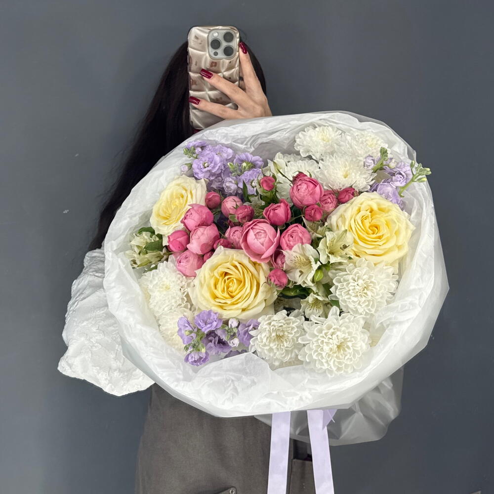 Авторский букет💐 с сиреневой маттиолой💟 и пионовидной Кустовой Розой Сильва Пинк💕