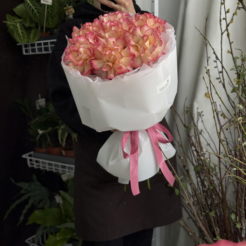 Семь ажурных роз