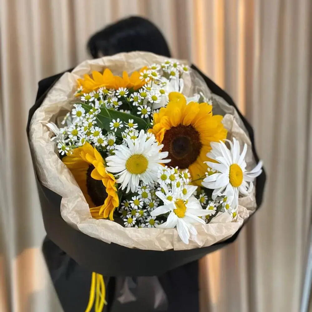 Стильный букет с подсолнухами, ромашками и матрикарией 💛