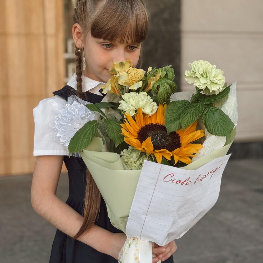 Букет из подсолнуха, альстромерии, диантусов и малины к 1 сентября