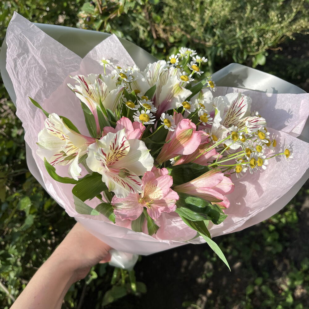 Букет из Альстромерия и ромашки