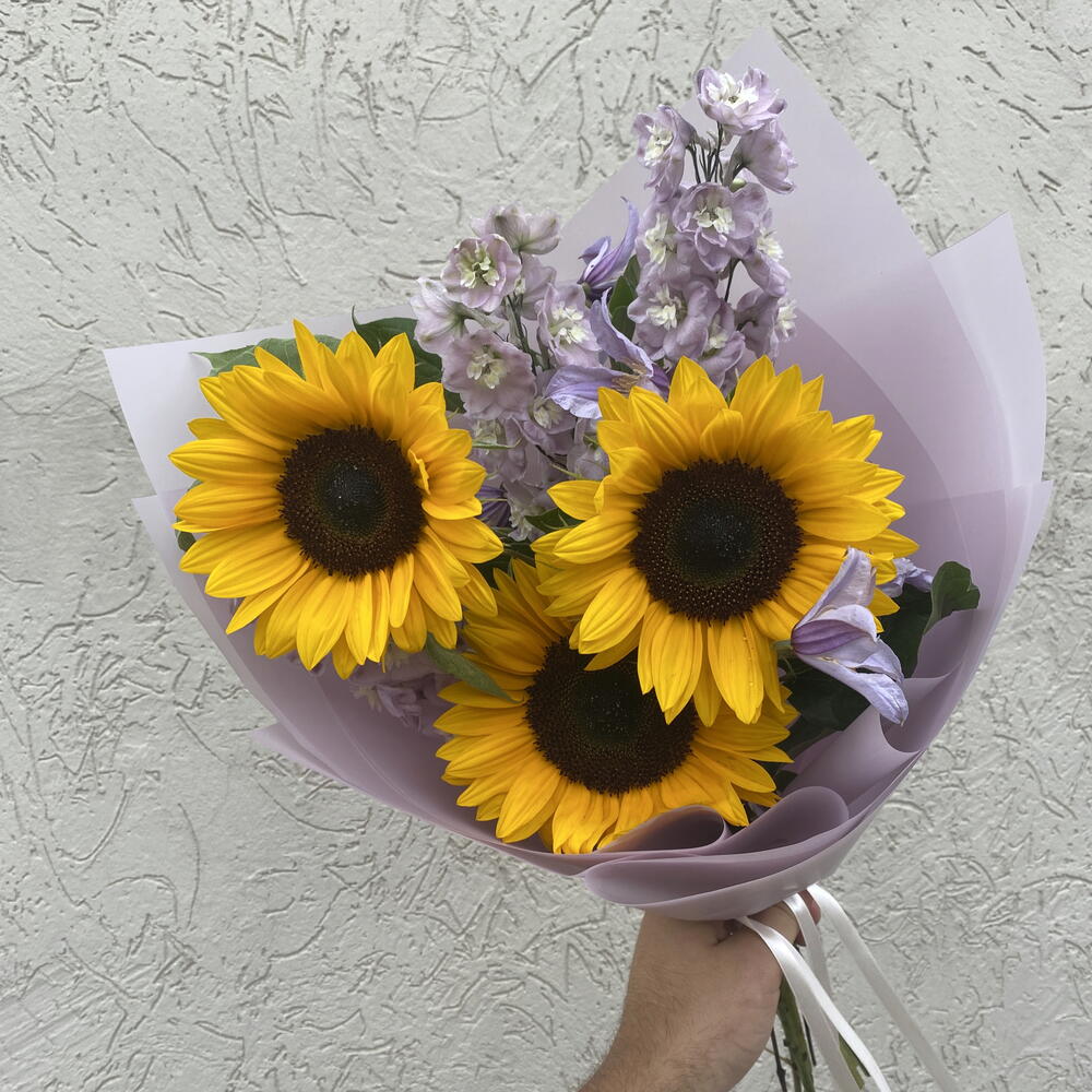 Букет на 1 сентября из подсолнухов, дельфиниумов и клематисов ️💕