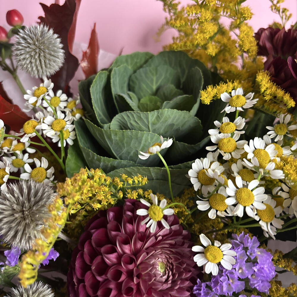 Букет с георгинами, ромашками и брассикой