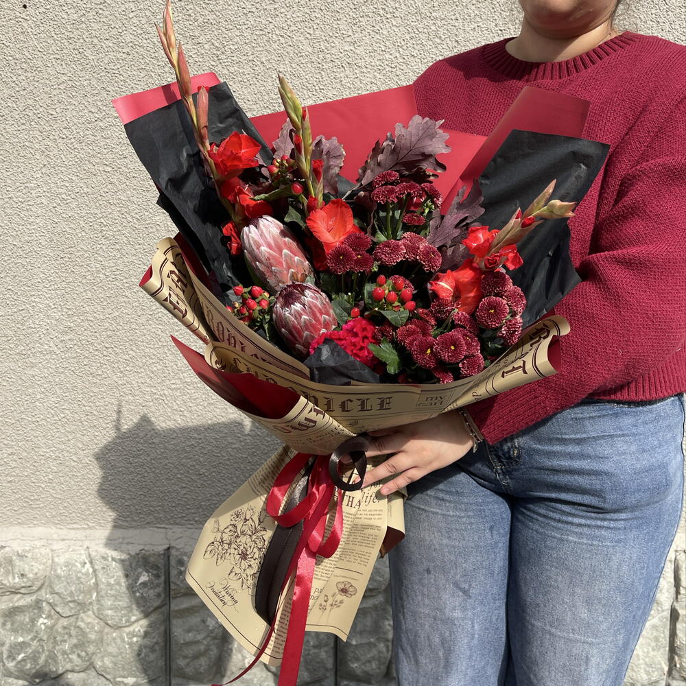Яркий букет в красных тонах: протея, гладиолусы, сантини, листья дуба