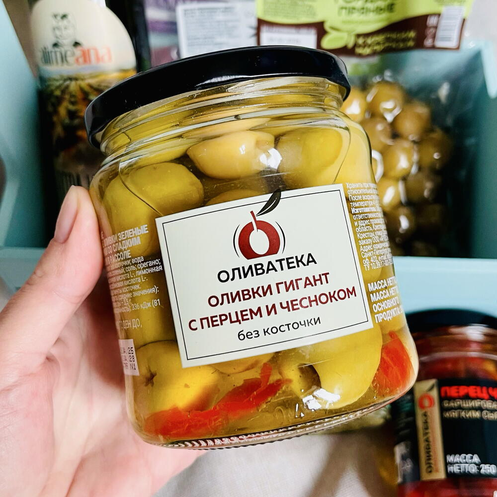 Средиземноморский гастрономический набор оливок и антипасти в деревянном ящике