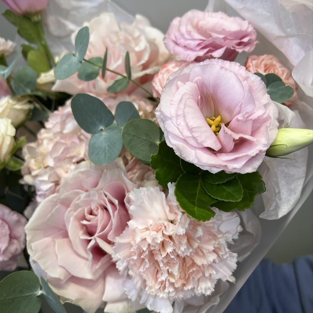 Авторский букет с эустомой, розами и эвкалиптом 🌸
