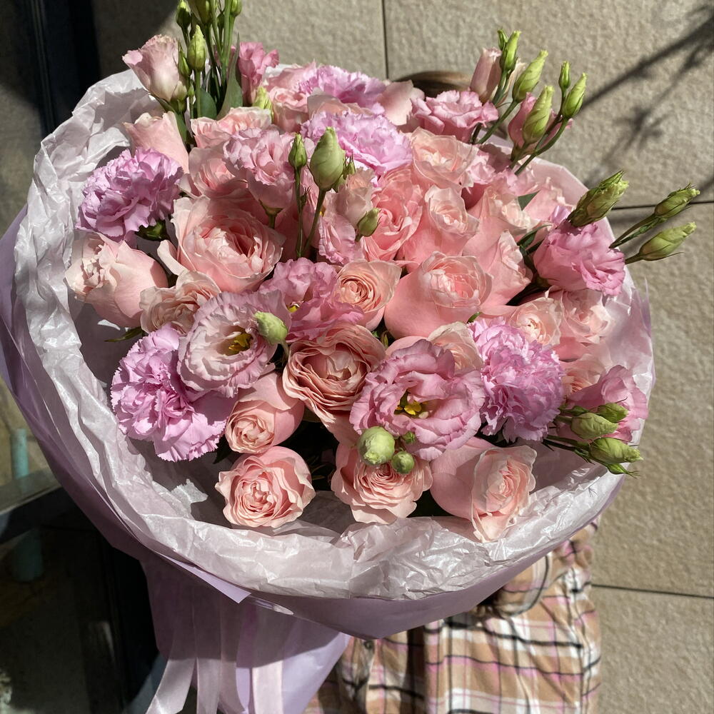 Букет с розами и эустомой
