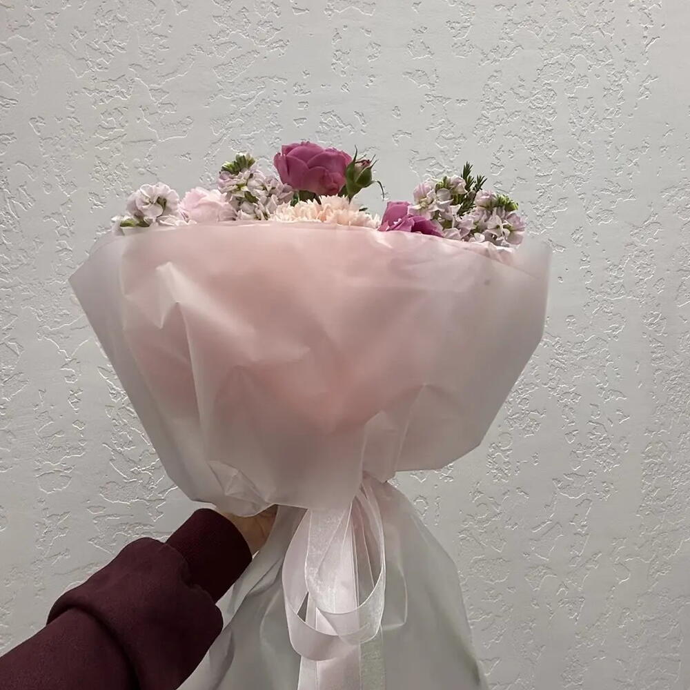Букет с брассикой, гортензией, диантусами, кустовыми розами, хамилацумом и маттиолой