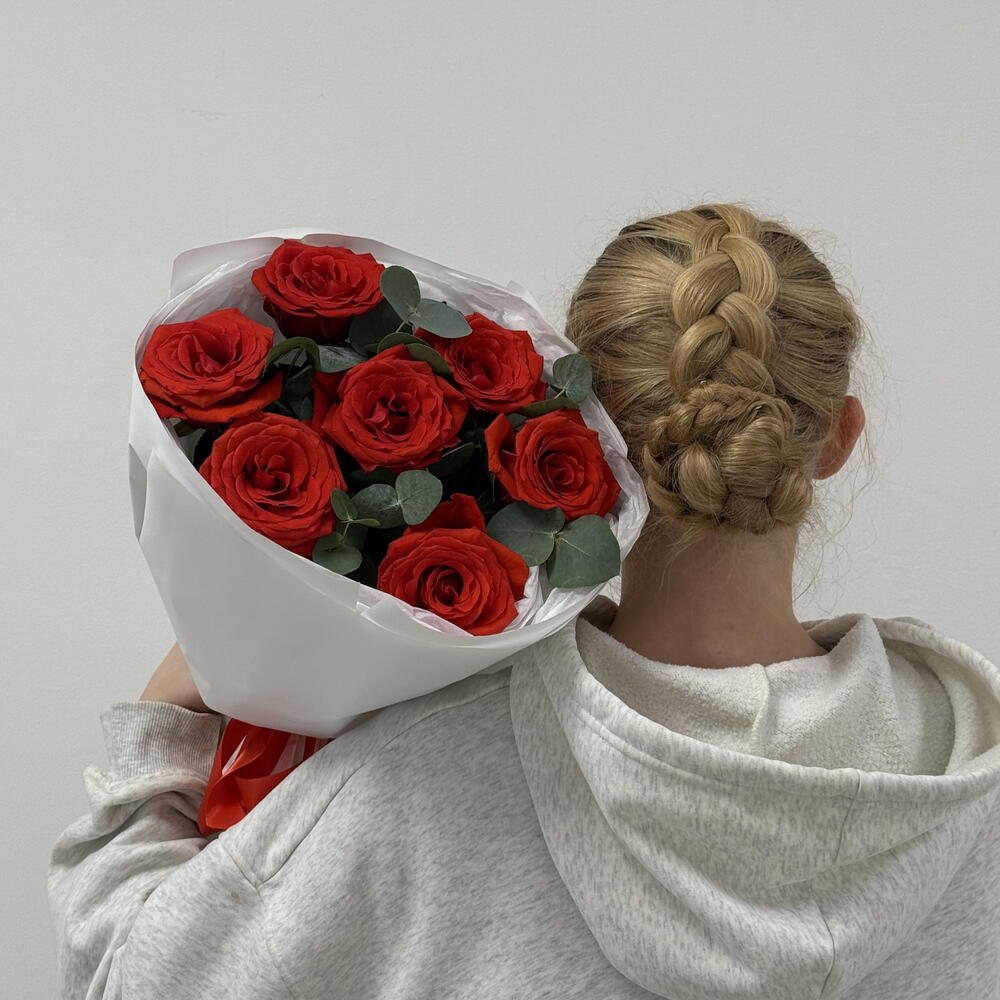 Монобукет «Париж после полуночи🌙» из роз сорта Нина с ароматным эвкалиптом 🌹