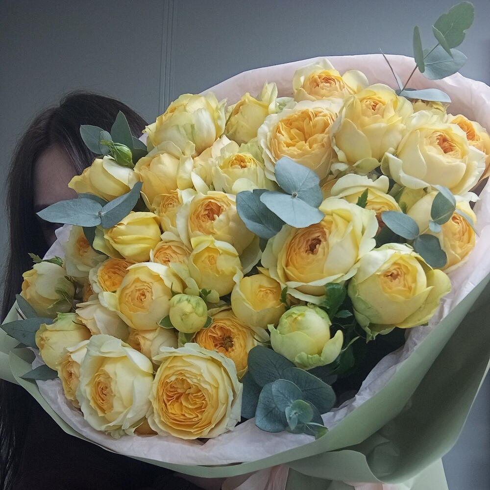 Букет с пионовидными кустовыми розами 💫