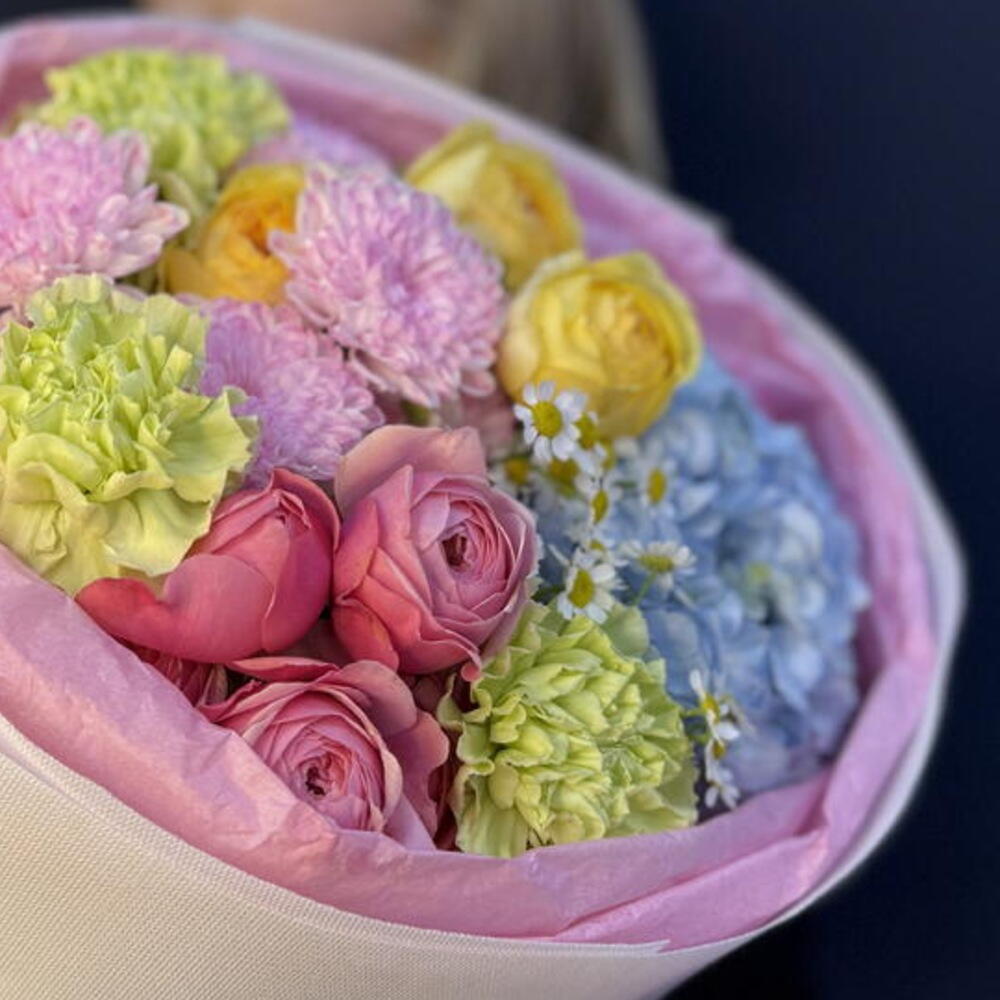Букет дофаминовый «🍬💙 Мармеладное настроение» (гортензия, пионовидная роза, хризантема, ромашка)