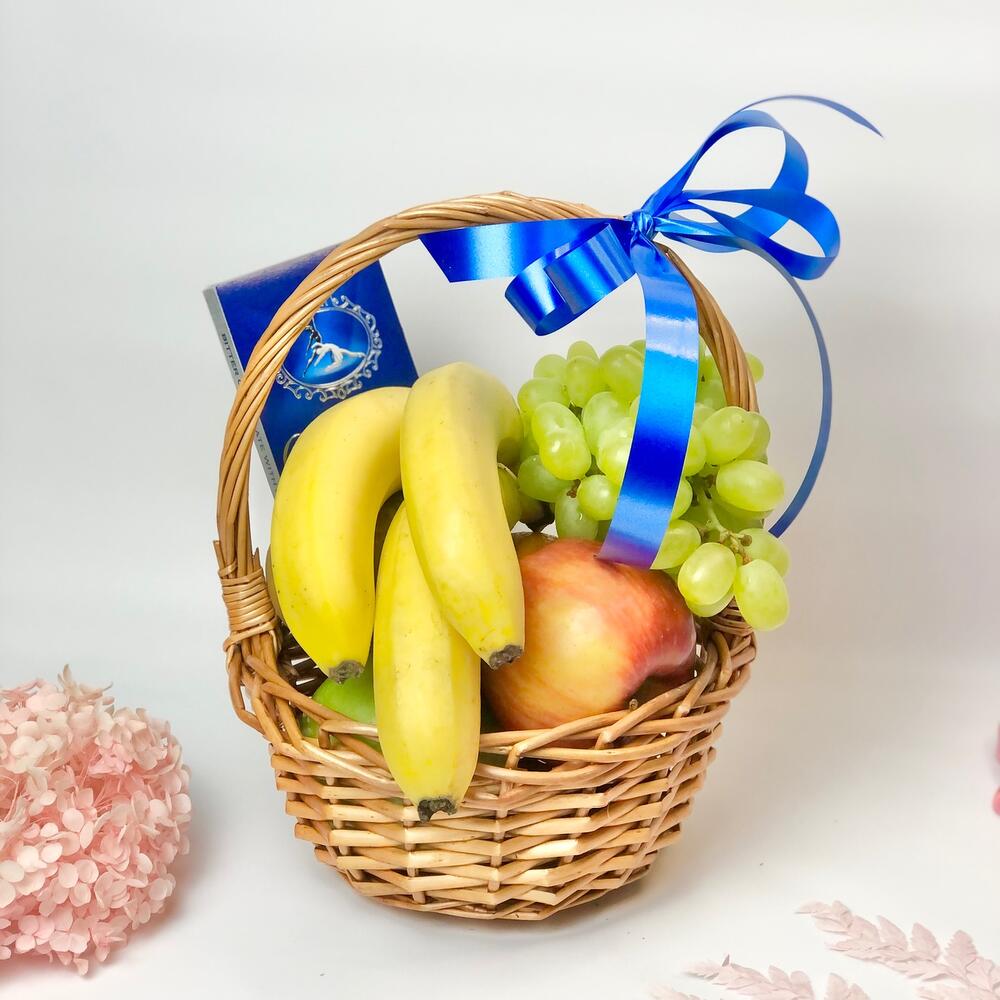 Фрукты в корзине маленькой