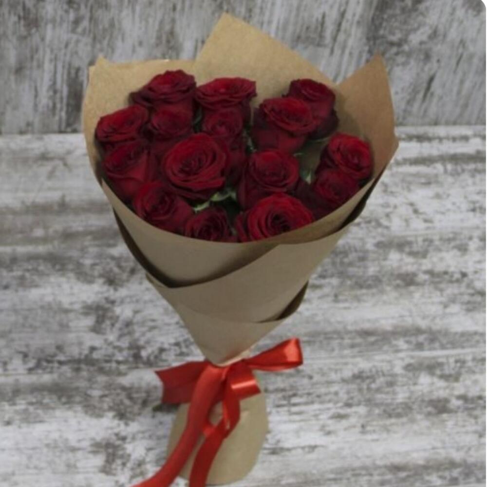 В 3 букетах было 15 роз. Букет из 15 роз в крафтовой бумаге. Розы в красивой упаковке. Букет из красных роз в упаковке. Красные розы в крафте.