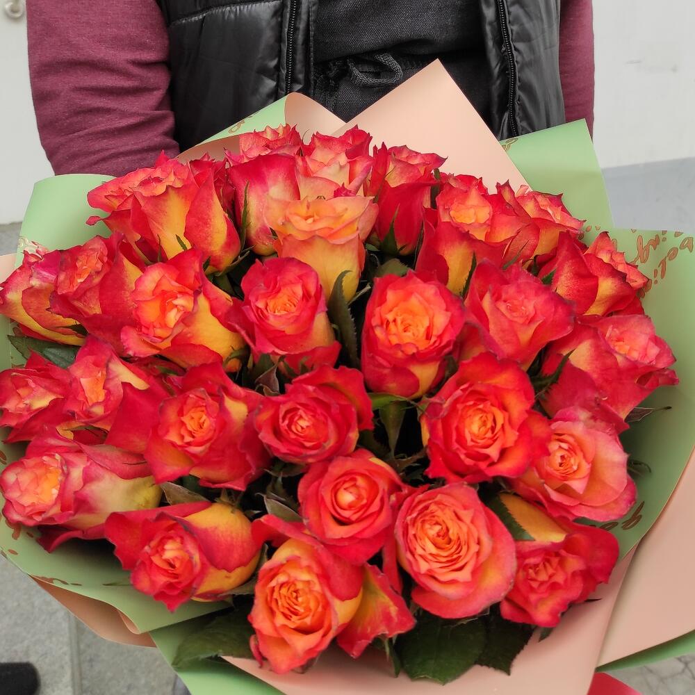 Букет из 33 роз сорта Магана