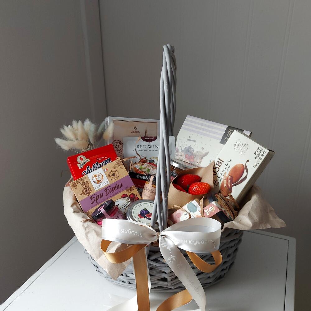 Большая сизо-красная продуктовая подарочная корзина, Цветы и подарки в ...