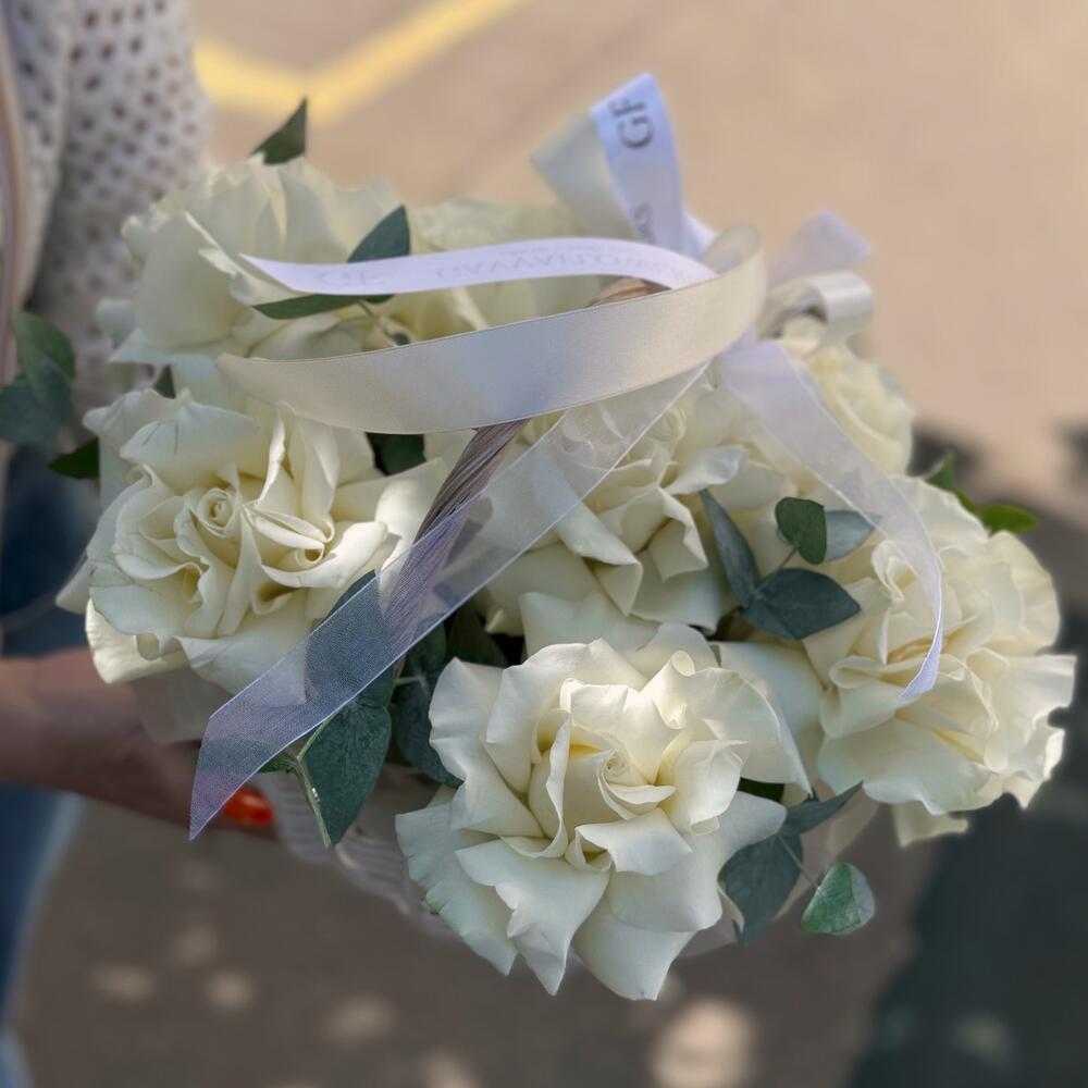 Плетеная корзина с белыми французскими розами и ароматным эвкалиптом