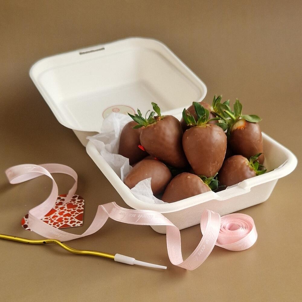 Chocolate-covered strawberries bento