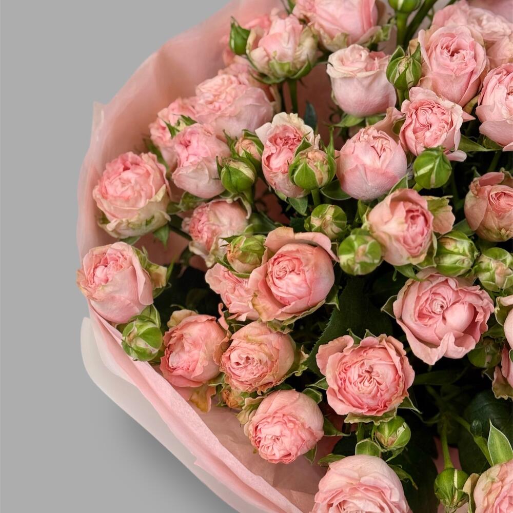 Bouquet of bushy peony-shaped roses "Madame Bombastic"