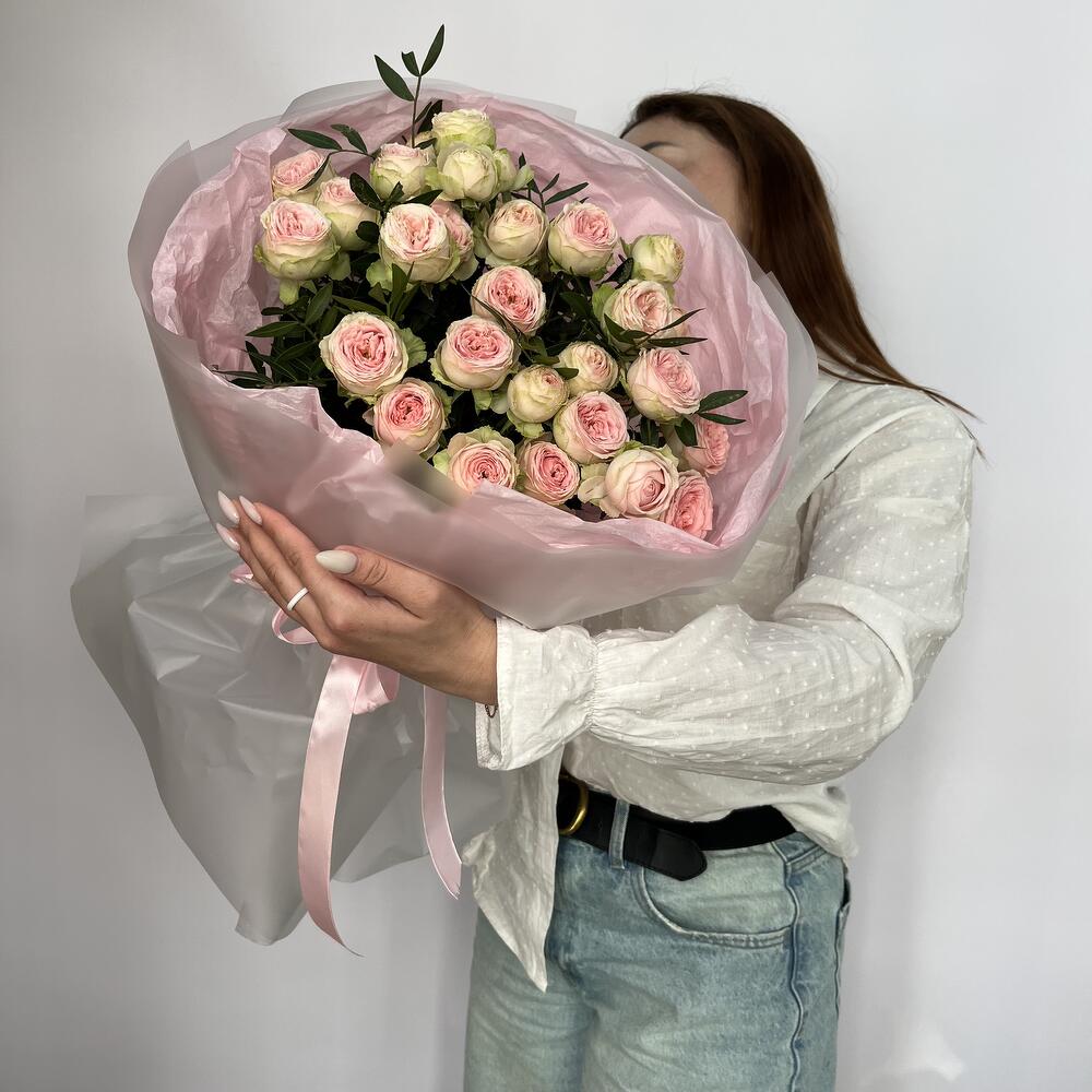 Кустовые розы с зеленью