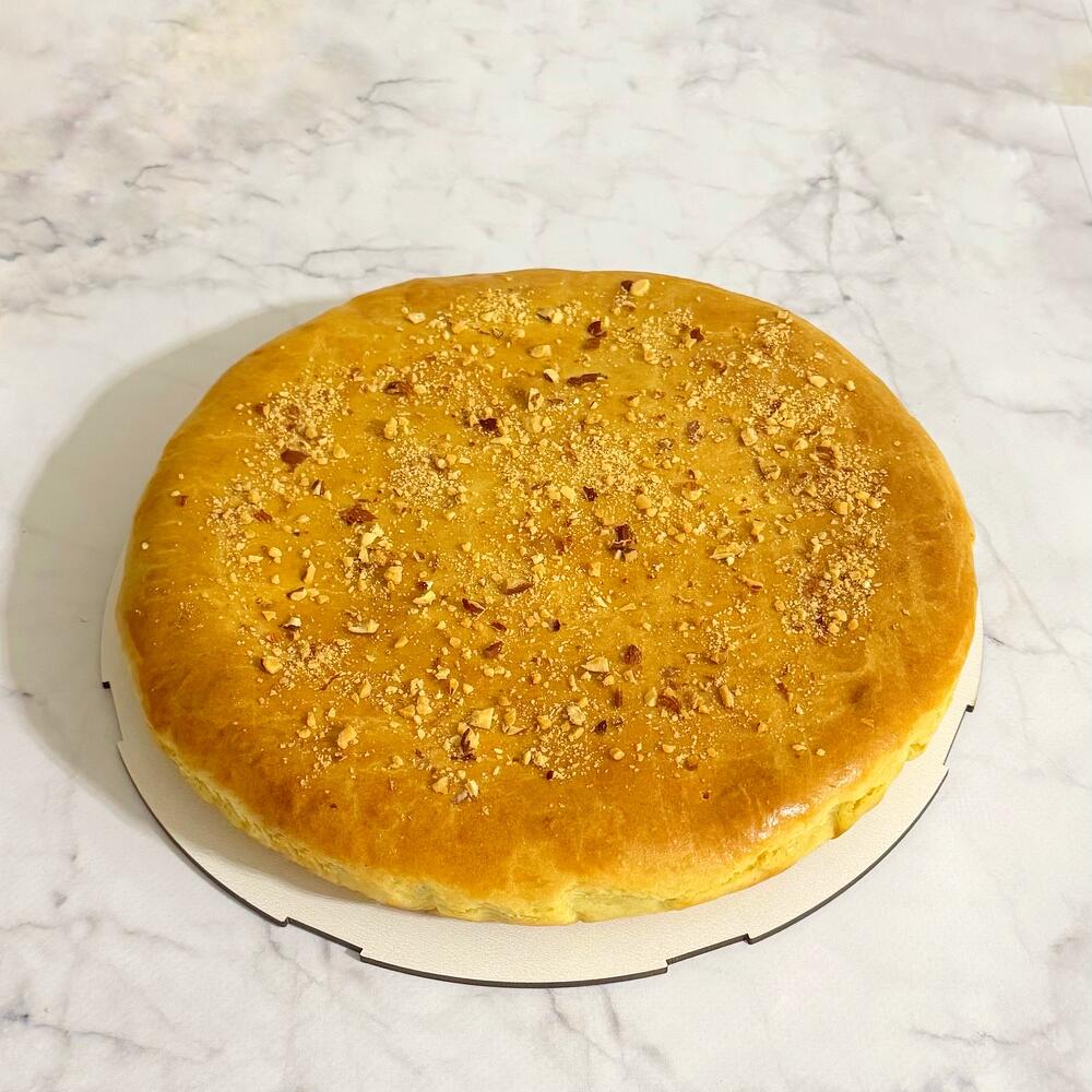 Пирог с грецким орехом и курагой